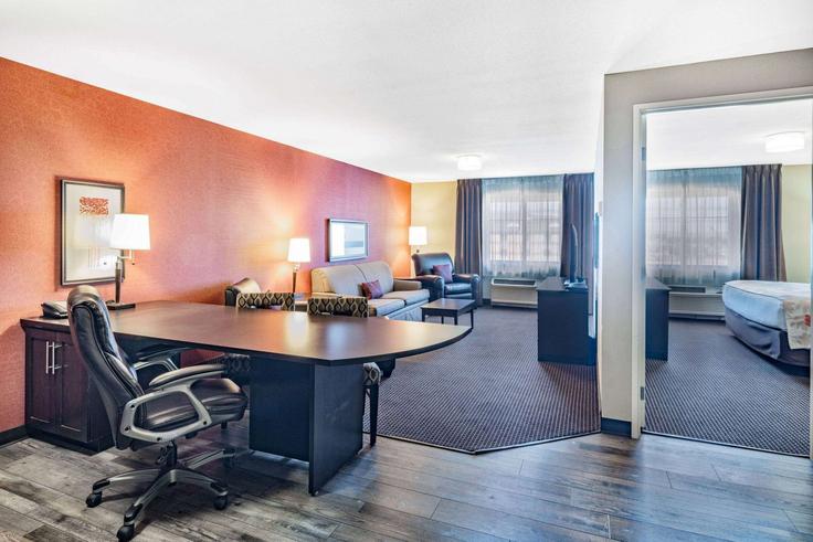 Elegant gestaltetes Wohnzimmer mit moderner Einrichtung in einer Wohnung im Building 4th Avenue West - wyndham - 1677123 in Williston, Williston Elegant gestaltetes Wohnzimmer mit moderner Einrichtung in einer Wohnung im Building 4th Avenue West - wyndham - 1677123 in Williston, Williston
