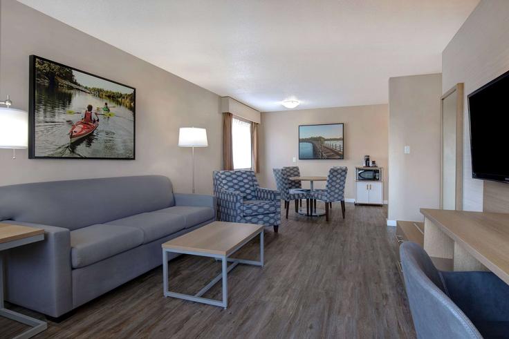 Salle de séjour élégante avec mobilier moderne dans un appartement à Building Gorge Road East - wyndham - 1665802 à Victoria, Victoria
