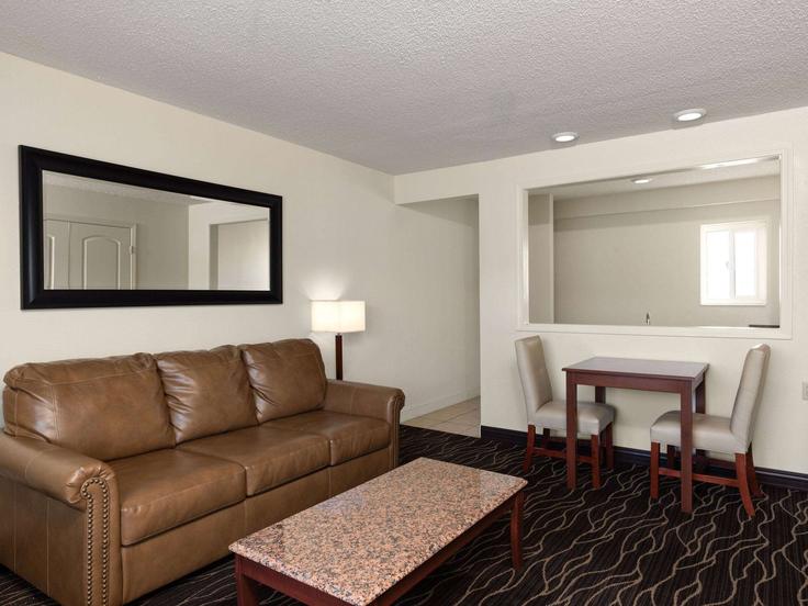 Elegante sala de estar con mobiliario moderno en un apartamento en Building Commercial Street - wyndham - 1651889 en Elko, Elko Elegante sala de estar con mobiliario moderno en un apartamento en Building Commercial Street - wyndham - 1651889 en Elko, Elko
