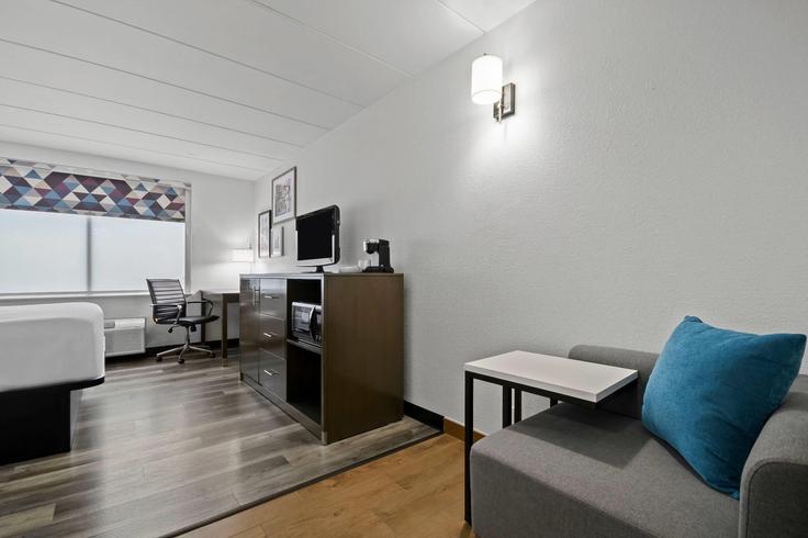 Elegante sala de estar con mobiliario moderno en un apartamento en Building Main Street - wyndham - 1687837 en Sturbridge, Sturbridge