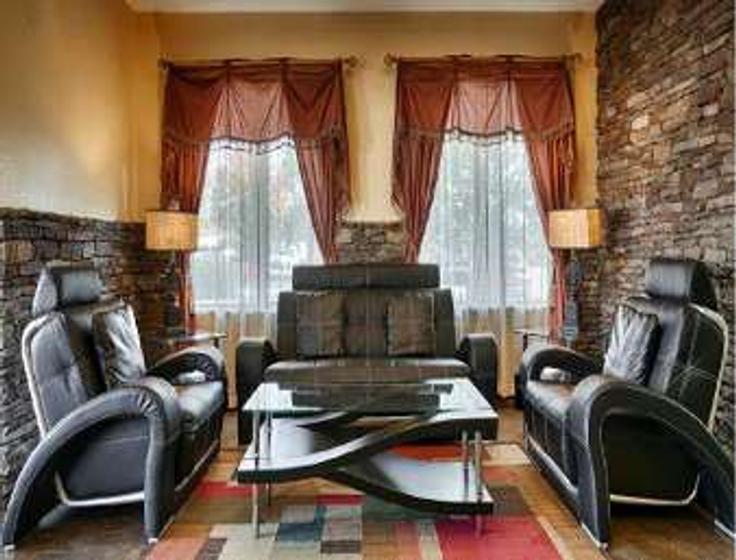 Sala de estar elegantemente projetada com móveis modernos em um apartamento no Building Northcreek Boulevard - wyndham - 1649615 em Goodlettsville, Goodlettsville Sala de estar elegantemente projetada com móveis modernos em um apartamento no Building Northcreek Boulevard - wyndham - 1649615 em Goodlettsville, Goodlettsville