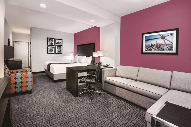 Grand Prairie Grand PrairieのBuilding East Palace Parkway - wyndham - 1693414のアパートメントにある、モダンな家具を備えたエレガントなデザインのリビングルーム Grand Prairie Grand PrairieのBuilding East Palace Parkway - wyndham - 1693414のアパートメントにある、モダンな家具を備えたエレガントなデザインのリビングルーム