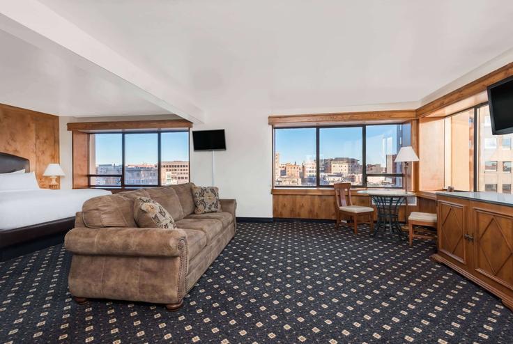 Elegant gestaltetes Wohnzimmer mit moderner Einrichtung in einer Wohnung im Building South Cascade Avenue - wyndham - 1649642 in Colorado Springs, Colorado Springs Elegant gestaltetes Wohnzimmer mit moderner Einrichtung in einer Wohnung im Building South Cascade Avenue - wyndham - 1649642 in Colorado Springs, Colorado Springs