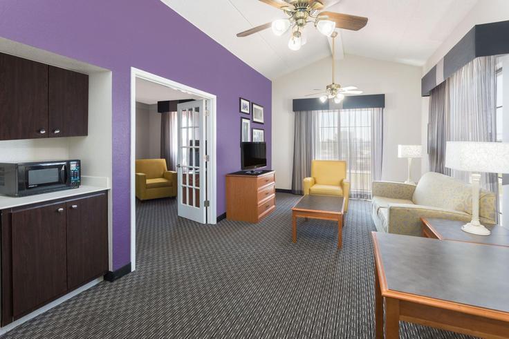 Greenville, Greenville에 위치한 Building Woodruff Road - wyndham - 1649913 유닛의 세련된 인테리어가 돋보이는 거실 Greenville, Greenville에 위치한 Building Woodruff Road - wyndham - 1649913 유닛의 세련된 인테리어가 돋보이는 거실