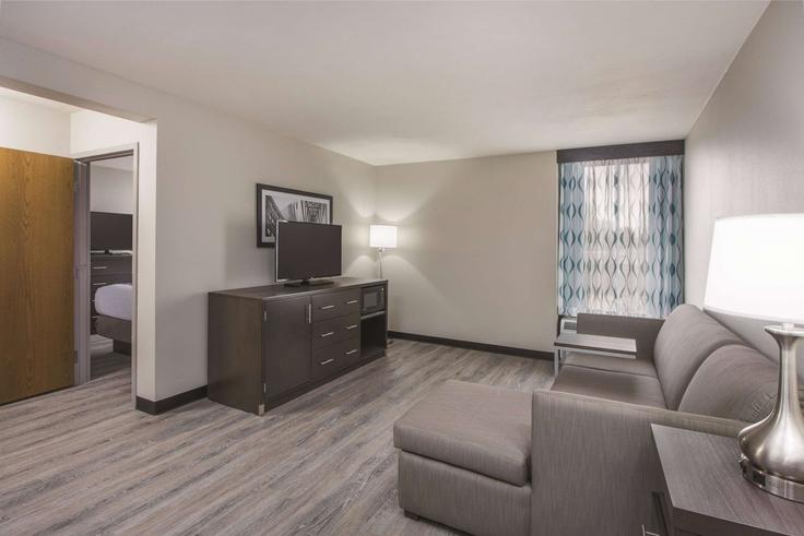 Building West Gannon Drive - wyndham - 1693997 adresindeki bir dairede modern mobilyalarla zarif bir şekilde tasarlanmış oturma odası Festus, Festus