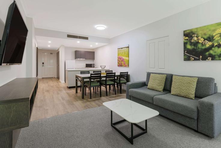 Salle de séjour élégante avec mobilier moderne dans un appartement à Building Caves Road - wyndham - 1687867 à Marybrook, Busselton Salle de séjour élégante avec mobilier moderne dans un appartement à Building Caves Road - wyndham - 1687867 à Marybrook, Busselton