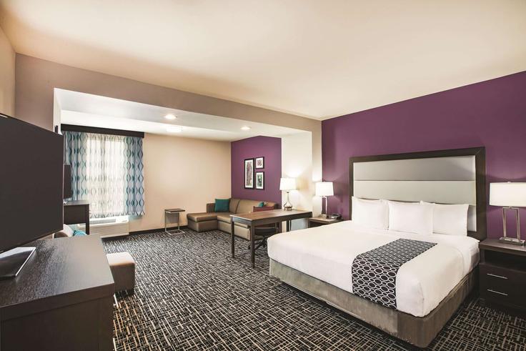 Building South 10th Street - wyndham - 1690397 adresindeki bir dairede modern mobilyalarla zarif bir şekilde tasarlanmış oturma odası McAllen, McAllen