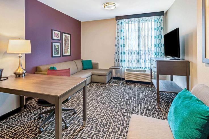 Building South 10th Street - wyndham - 1675504 adresindeki bir dairede modern mobilyalarla zarif bir şekilde tasarlanmış oturma odası McAllen, McAllen