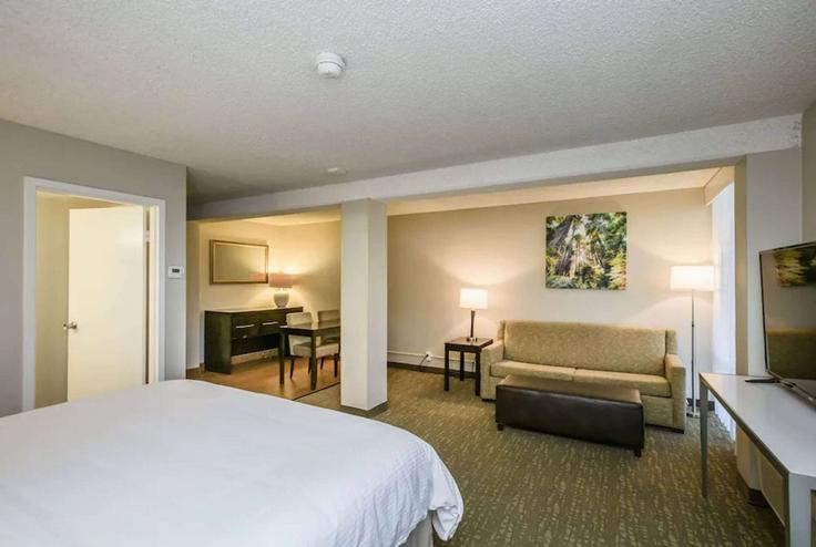 Fresno FresnoのBuilding East Clinton Way - wyndham - 1652005のアパートメントにある、モダンな家具を備えたエレガントなデザインのリビングルーム Fresno FresnoのBuilding East Clinton Way - wyndham - 1652005のアパートメントにある、モダンな家具を備えたエレガントなデザインのリビングルーム