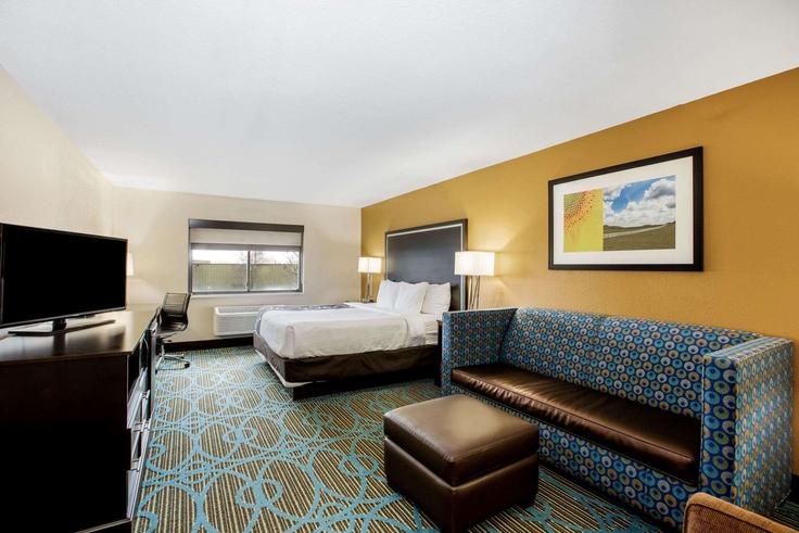 Emporia, Emporia에 위치한 Building Eaglecrest Drive - wyndham - 1684917 유닛의 세련된 인테리어가 돋보이는 거실