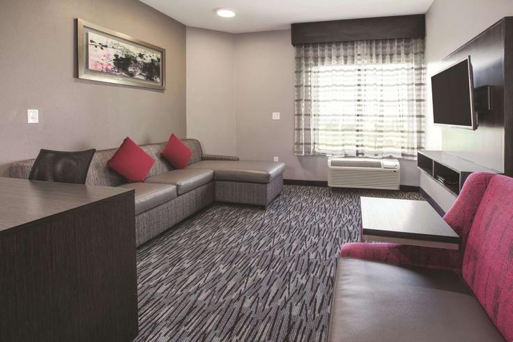 Salle de séjour élégante avec mobilier moderne dans un appartement à Building East Interstate 40 Highway - wyndham - 1684422 à Amarillo, Amarillo Salle de séjour élégante avec mobilier moderne dans un appartement à Building East Interstate 40 Highway - wyndham - 1684422 à Amarillo, Amarillo