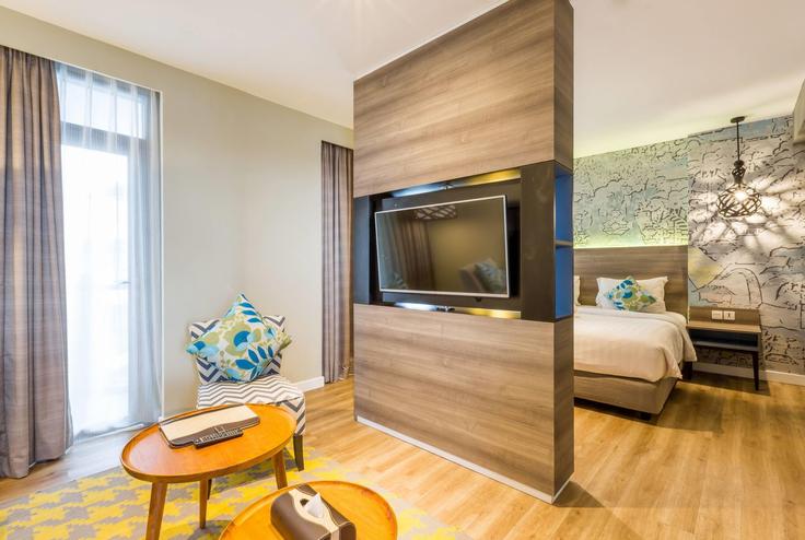 Elegant gestaltetes Wohnzimmer mit moderner Einrichtung in einer Wohnung im Building Jalan Padma Utara - wyndham - 1661486 in Kuta, Badung Regency Elegant gestaltetes Wohnzimmer mit moderner Einrichtung in einer Wohnung im Building Jalan Padma Utara - wyndham - 1661486 in Kuta, Badung Regency