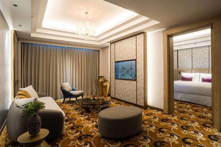 Sala de estar elegantemente projetada com móveis modernos em um apartamento no Building Jalan Jenderal Basuki Rachmat - wyndham - 1659511 em Genteng, Surabaya Sala de estar elegantemente projetada com móveis modernos em um apartamento no Building Jalan Jenderal Basuki Rachmat - wyndham - 1659511 em Genteng, Surabaya