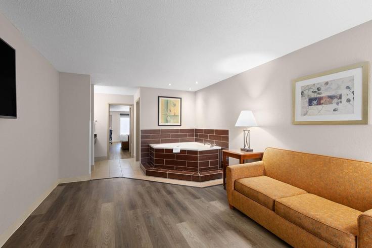 Sala de estar elegantemente projetada com móveis modernos em um apartamento no Building Central Avenue Pike - wyndham - 1649518 em Knoxville, Knoxville Sala de estar elegantemente projetada com móveis modernos em um apartamento no Building Central Avenue Pike - wyndham - 1649518 em Knoxville, Knoxville