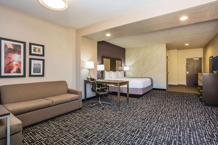 Elegantly designed living room with modern furnishings in an apartment at Building East 500 North - wyndham - 1676878 in La Verkin, La Verkin