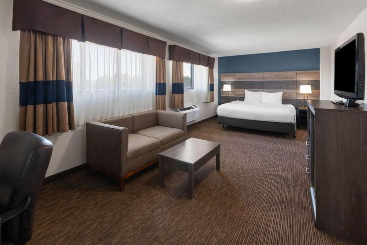 Detroit DetroitのBuilding East Jefferson Avenue - wyndham - 1664674のアパートメントにある、モダンな家具を備えたエレガントなデザインのリビングルーム Detroit DetroitのBuilding East Jefferson Avenue - wyndham - 1664674のアパートメントにある、モダンな家具を備えたエレガントなデザインのリビングルーム