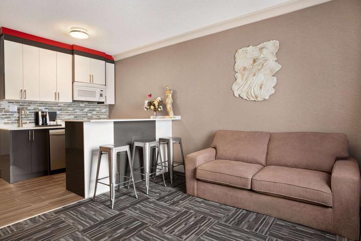 Elegant gestaltetes Wohnzimmer mit moderner Einrichtung in einer Wohnung im Building 13 Avenue Southeast - wyndham - 1649829 in Medicine Hat, Medicine Hat Elegant gestaltetes Wohnzimmer mit moderner Einrichtung in einer Wohnung im Building 13 Avenue Southeast - wyndham - 1649829 in Medicine Hat, Medicine Hat