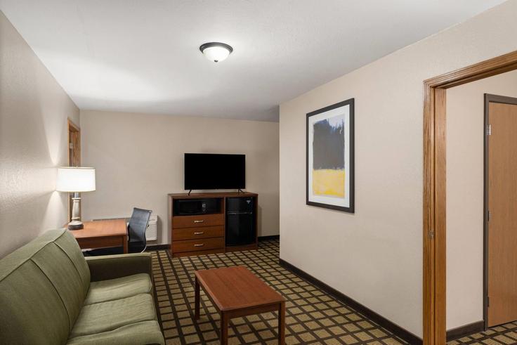 Oacoma OacomaのBuilding East Highway 16 - wyndham - 1650149のアパートメントにある、モダンな家具を備えたエレガントなデザインのリビングルーム