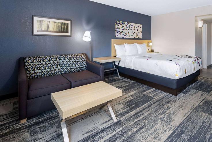 Building Saw Mill River Road - wyndham - 1687765 adresindeki bir dairede modern mobilyalarla zarif bir şekilde tasarlanmış oturma odası Elmsford, Greenburgh