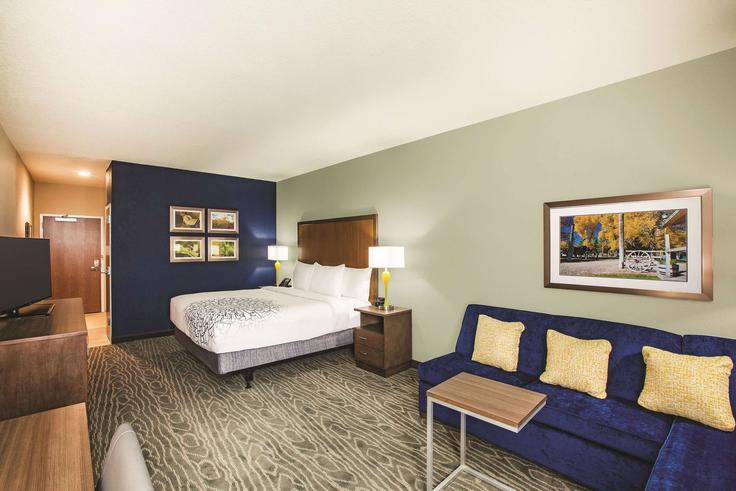 Wichita, Wichita에 위치한 Building North Greenwich Road - wyndham - 1677006 유닛의 세련된 인테리어가 돋보이는 거실 Wichita, Wichita에 위치한 Building North Greenwich Road - wyndham - 1677006 유닛의 세련된 인테리어가 돋보이는 거실