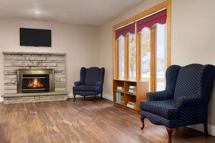 Salle de séjour élégante avec mobilier moderne dans un appartement à Building Goderich Street - wyndham - 1654986 à Port Elgin, Saugeen Shores