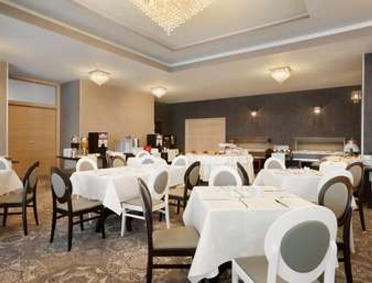 Esstisch mit stilvollen Stühlen in einer Wohnung im Building Bulevardul Mamaia Nord - wyndham - 1654738 in Mamaia-Sat, Mamaia-Sat Esstisch mit stilvollen Stühlen in einer Wohnung im Building Bulevardul Mamaia Nord - wyndham - 1654738 in Mamaia-Sat, Mamaia-Sat