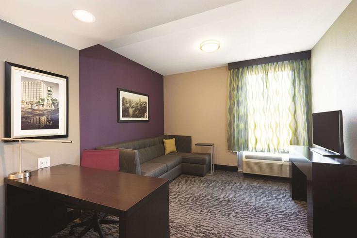 Elegant gestaltetes Wohnzimmer mit moderner Einrichtung in einer Wohnung im Building Monroe Avenue - wyndham - 1684743 in Memphis, Memphis Elegant gestaltetes Wohnzimmer mit moderner Einrichtung in einer Wohnung im Building Monroe Avenue - wyndham - 1684743 in Memphis, Memphis