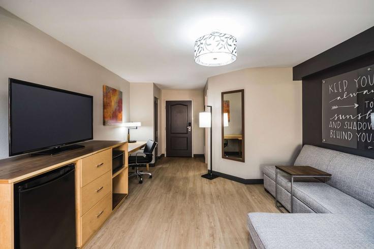 Elegant gestaltetes Wohnzimmer mit moderner Einrichtung in einer Wohnung im Building Shallowford Village Drive - wyndham - 1682161 in Chattanooga, Chattanooga