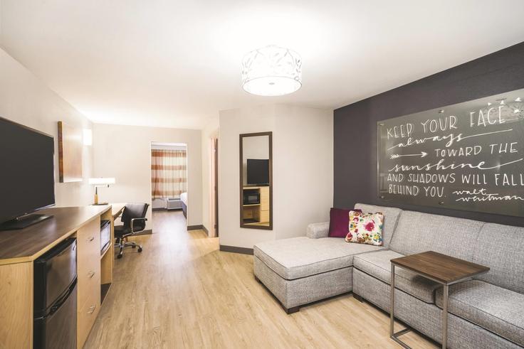 Elegant gestaltetes Wohnzimmer mit moderner Einrichtung in einer Wohnung im Building Shallowford Village Drive - wyndham - 1684573 in Chattanooga, Chattanooga