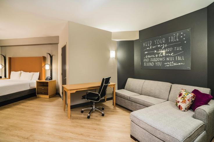 Sala de estar elegantemente projetada com móveis modernos em um apartamento no Building Shallowford Village Drive - wyndham - 1681765 em Chattanooga, Chattanooga Sala de estar elegantemente projetada com móveis modernos em um apartamento no Building Shallowford Village Drive - wyndham - 1681765 em Chattanooga, Chattanooga
