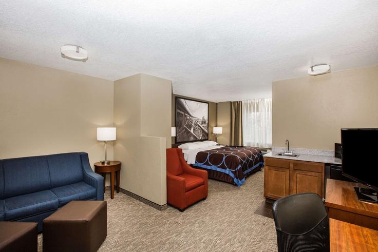 Building Adventureland Drive - wyndham - 1676221 adresindeki bir dairede modern mobilyalarla zarif bir şekilde tasarlanmış oturma odası Altoona, Altoona