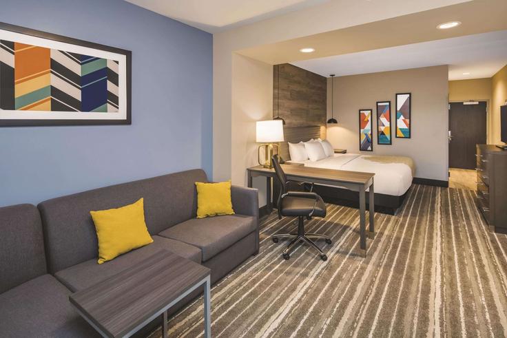 Building Mill Road - wyndham - 1687113 adresindeki bir dairede modern mobilyalarla zarif bir şekilde tasarlanmış oturma odası McDonough, McDonough