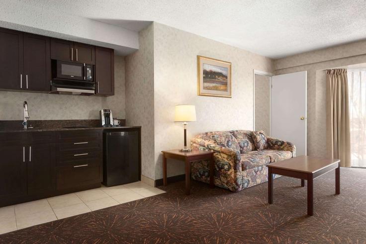Building 44 Street - wyndham - 1651039 adresindeki bir dairede modern mobilyalarla zarif bir şekilde tasarlanmış oturma odası Lloydminster, Lloydminster