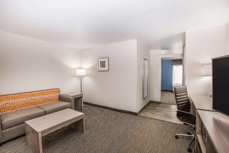 Louisville LouisvilleのBuilding Kemmons Drive - wyndham - 1670867のアパートメントにある、モダンな家具を備えたエレガントなデザインのリビングルーム Louisville LouisvilleのBuilding Kemmons Drive - wyndham - 1670867のアパートメントにある、モダンな家具を備えたエレガントなデザインのリビングルーム