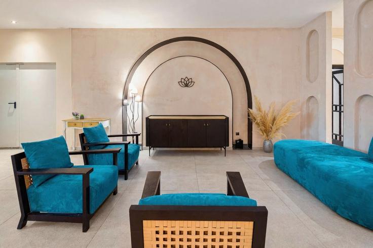 Salle de séjour élégante avec mobilier moderne dans un appartement à Building Acharavi - wyndham - 1673855 à Agios Stefanos, Corfu