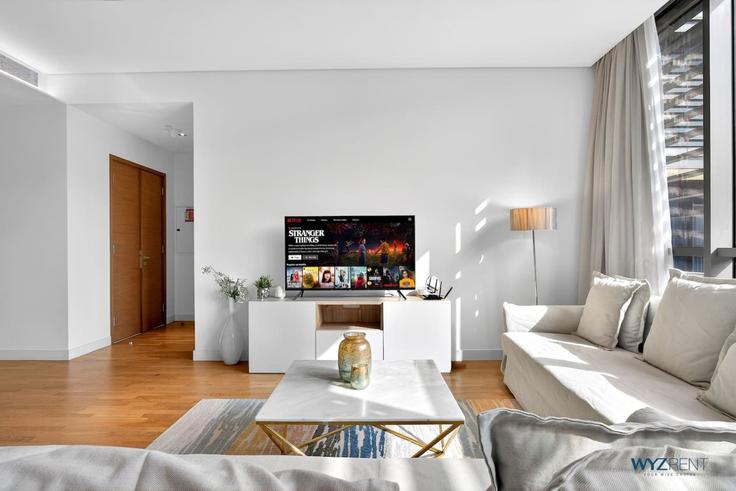 Salle de séjour élégante avec mobilier moderne dans un appartement à Building Al Raha St - wyz-rent-holiday-homes-llc - 1460203 à Al Wasl, Dubai Salle de séjour élégante avec mobilier moderne dans un appartement à Building Al Raha St - wyz-rent-holiday-homes-llc - 1460203 à Al Wasl, Dubai
