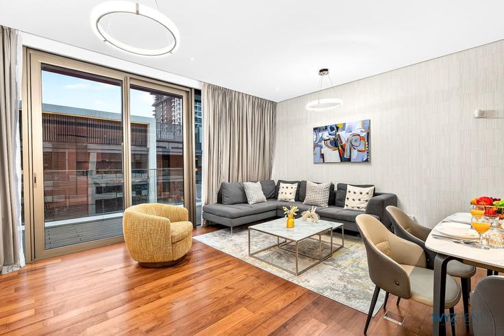 Salle de séjour élégante avec mobilier moderne dans un appartement à Building Tariaq Bedon Esm - wyz-rent-holiday-homes-llc - 1460213 à Al Wasl, Dubai Salle de séjour élégante avec mobilier moderne dans un appartement à Building Tariaq Bedon Esm - wyz-rent-holiday-homes-llc - 1460213 à Al Wasl, Dubai