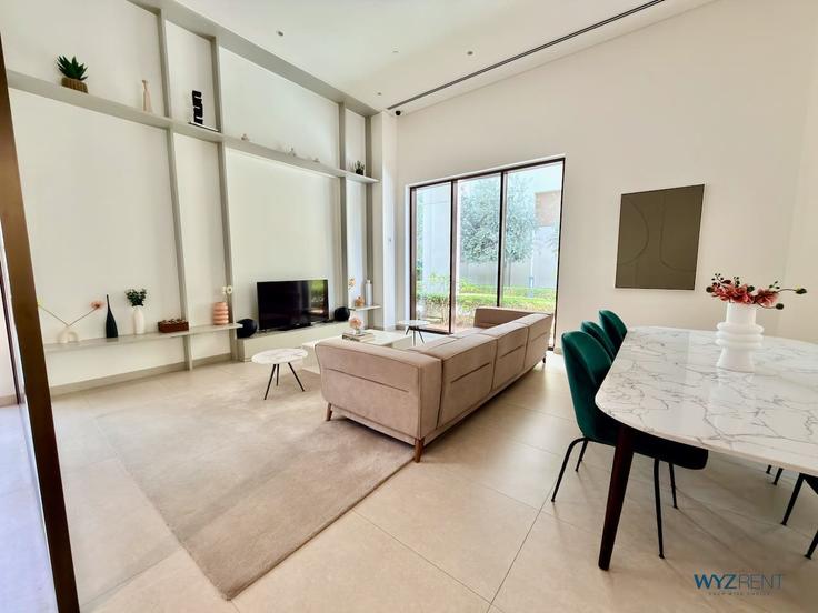 Dubai Al Kheeran FirstのBuilding Tariaq Bedon Esm - wyz-rent-holiday-homes-llc - 1460221のアパートメントにある、モダンな家具を備えたエレガントなデザインのリビングルーム Dubai Al Kheeran FirstのBuilding Tariaq Bedon Esm - wyz-rent-holiday-homes-llc - 1460221のアパートメントにある、モダンな家具を備えたエレガントなデザインのリビングルーム