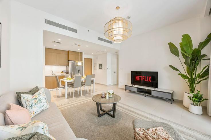 Elegante sala de estar con mobiliario moderno en un apartamento en Building Tariaq Bedon Esm - wyz-rent-holiday-homes-llc - 1460230 en Al Kheeran First, Dubai Elegante sala de estar con mobiliario moderno en un apartamento en Building Tariaq Bedon Esm - wyz-rent-holiday-homes-llc - 1460230 en Al Kheeran First, Dubai