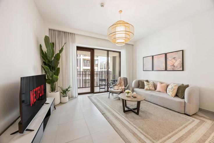 Al Kheeran First, Dubai에 위치한 Building Tariaq Bedon Esm - wyz-rent-holiday-homes-llc - 1460230 유닛의 세련된 인테리어가 돋보이는 거실 Al Kheeran First, Dubai에 위치한 Building Tariaq Bedon Esm - wyz-rent-holiday-homes-llc - 1460230 유닛의 세련된 인테리어가 돋보이는 거실
