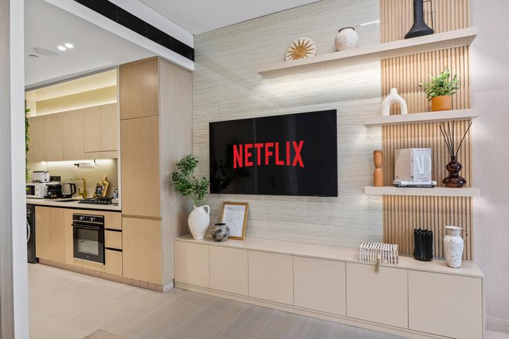 Sala de estar elegantemente projetada com móveis modernos em um apartamento no Building Street 7 - wyz-rent-holiday-homes-llc - 1460232 em Al Barsha South Fourth, Dubai Sala de estar elegantemente projetada com móveis modernos em um apartamento no Building Street 7 - wyz-rent-holiday-homes-llc - 1460232 em Al Barsha South Fourth, Dubai