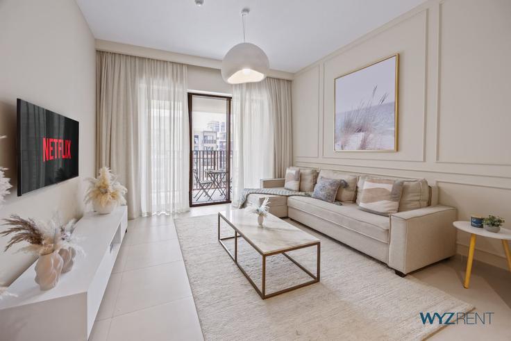 Salle de séjour élégante avec mobilier moderne dans un appartement à Building Tariaq Bedon Esm - wyz-rent-holiday-homes-llc - 1460263 à Al Kheeran First, Dubai Salle de séjour élégante avec mobilier moderne dans un appartement à Building Tariaq Bedon Esm - wyz-rent-holiday-homes-llc - 1460263 à Al Kheeran First, Dubai