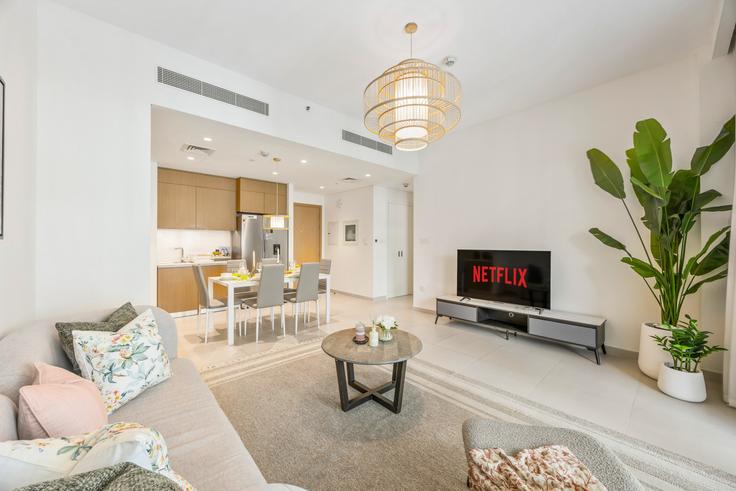 Elegant gestaltetes Wohnzimmer mit moderner Einrichtung in einer Wohnung im Building Tariaq Bedon Esm - wyz-rent-holiday-homes-llc - 1460271 in Al Kheeran First, Dubai Elegant gestaltetes Wohnzimmer mit moderner Einrichtung in einer Wohnung im Building Tariaq Bedon Esm - wyz-rent-holiday-homes-llc - 1460271 in Al Kheeran First, Dubai