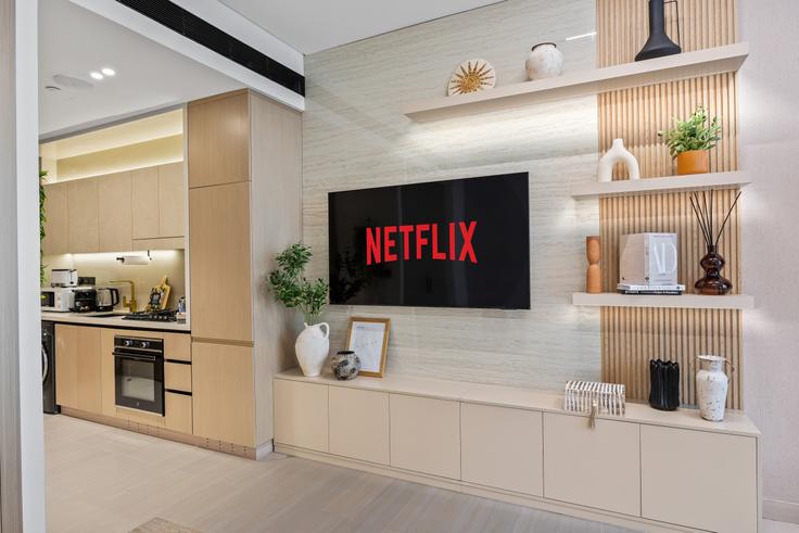 Sala de estar elegantemente projetada com móveis modernos em um apartamento no Building Street 7 - wyz-rent-holiday-homes-llc - 1460273 em Al Barsha South Fourth, Dubai Sala de estar elegantemente projetada com móveis modernos em um apartamento no Building Street 7 - wyz-rent-holiday-homes-llc - 1460273 em Al Barsha South Fourth, Dubai