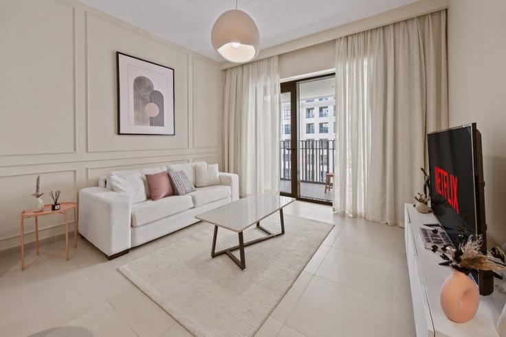 Dubai Al Kheeran FirstのBuilding Tariaq Bedon Esm - wyz-rent-holiday-homes-llc - 1460223のアパートメントにある、モダンな家具を備えたエレガントなデザインのリビングルーム