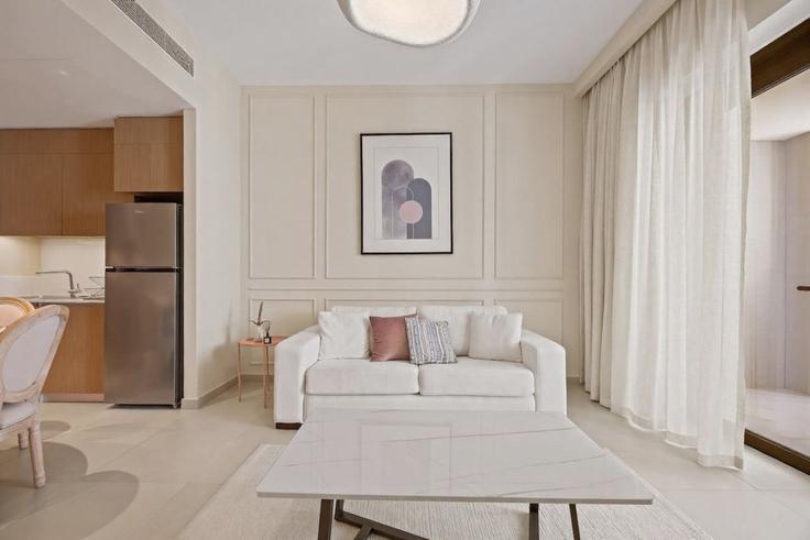 Sala de estar elegantemente projetada com móveis modernos em um apartamento no Building Tariaq Bedon Esm - wyz-rent-holiday-homes-llc - 1460223 em Al Kheeran First, Dubai Sala de estar elegantemente projetada com móveis modernos em um apartamento no Building Tariaq Bedon Esm - wyz-rent-holiday-homes-llc - 1460223 em Al Kheeran First, Dubai