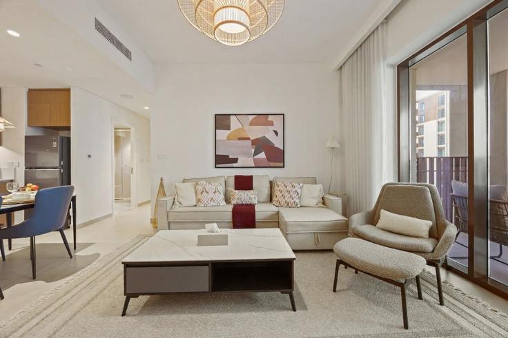 Elegante sala de estar con mobiliario moderno en un apartamento en Building Tariaq Bedon Esm - wyz-rent-holiday-homes-llc - 1460225 en Al Kheeran First, Dubai