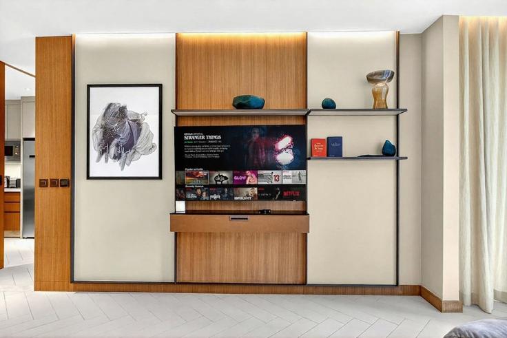 Elegant gestaltetes Wohnzimmer mit moderner Einrichtung in einer Wohnung im Building Sheikh Mohammed bin Rashid Boulevard - wyz-rent-holiday-homes-llc - 1460211 in Burj Khalifa, Dubai Elegant gestaltetes Wohnzimmer mit moderner Einrichtung in einer Wohnung im Building Sheikh Mohammed bin Rashid Boulevard - wyz-rent-holiday-homes-llc - 1460211 in Burj Khalifa, Dubai