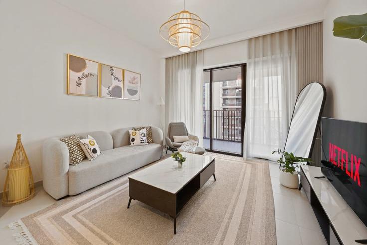 Al Kheeran First, Dubai에 위치한 Building Tariaq Bedon Esm - wyz-rent-holiday-homes-llc - 1460221 유닛의 세련된 인테리어가 돋보이는 거실