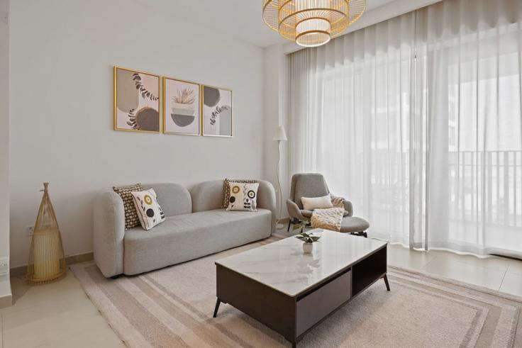 Al Kheeran First, Dubai에 위치한 Building Tariaq Bedon Esm - wyz-rent-holiday-homes-llc - 1460224 유닛의 세련된 인테리어가 돋보이는 거실
